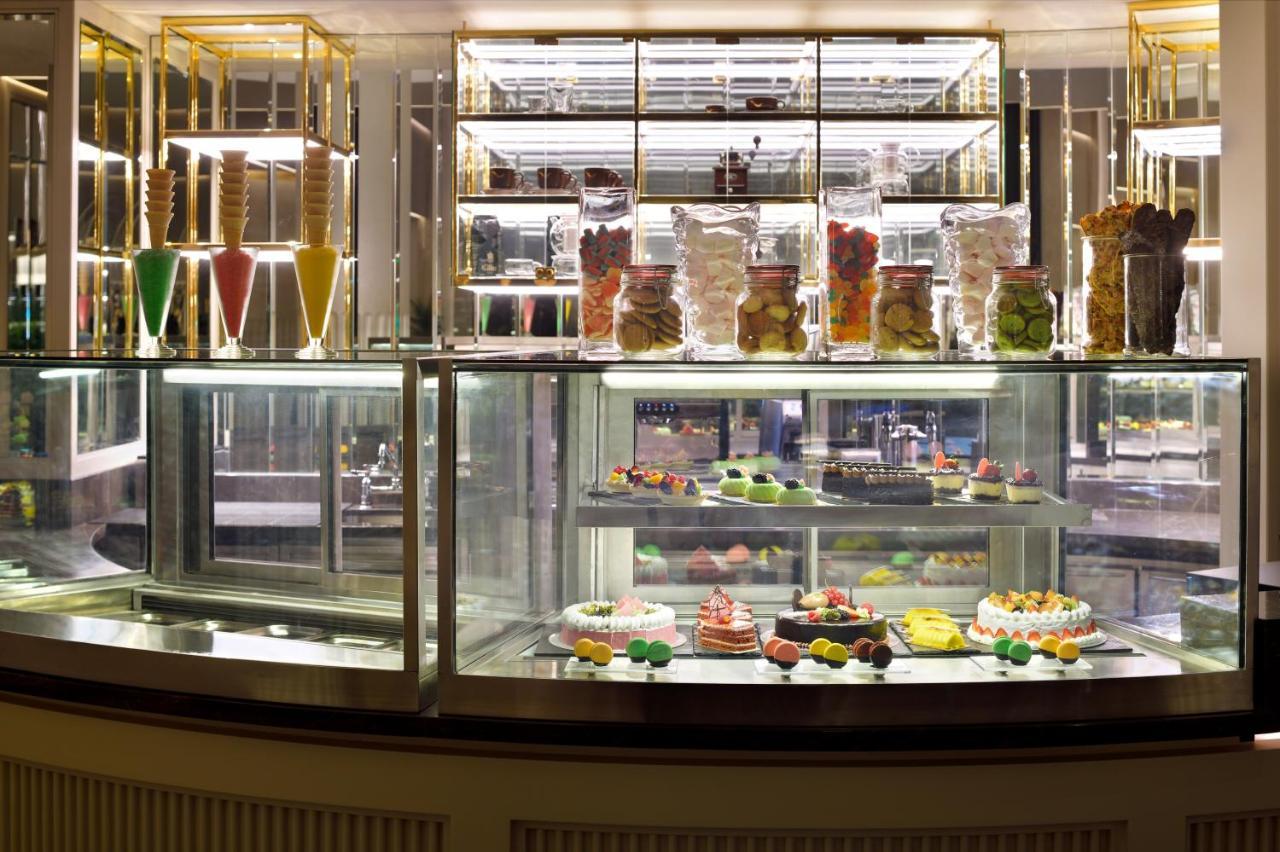 Moevenpick Hotel Bahrain Muharraq Extérieur photo A display case at a pastry shop
