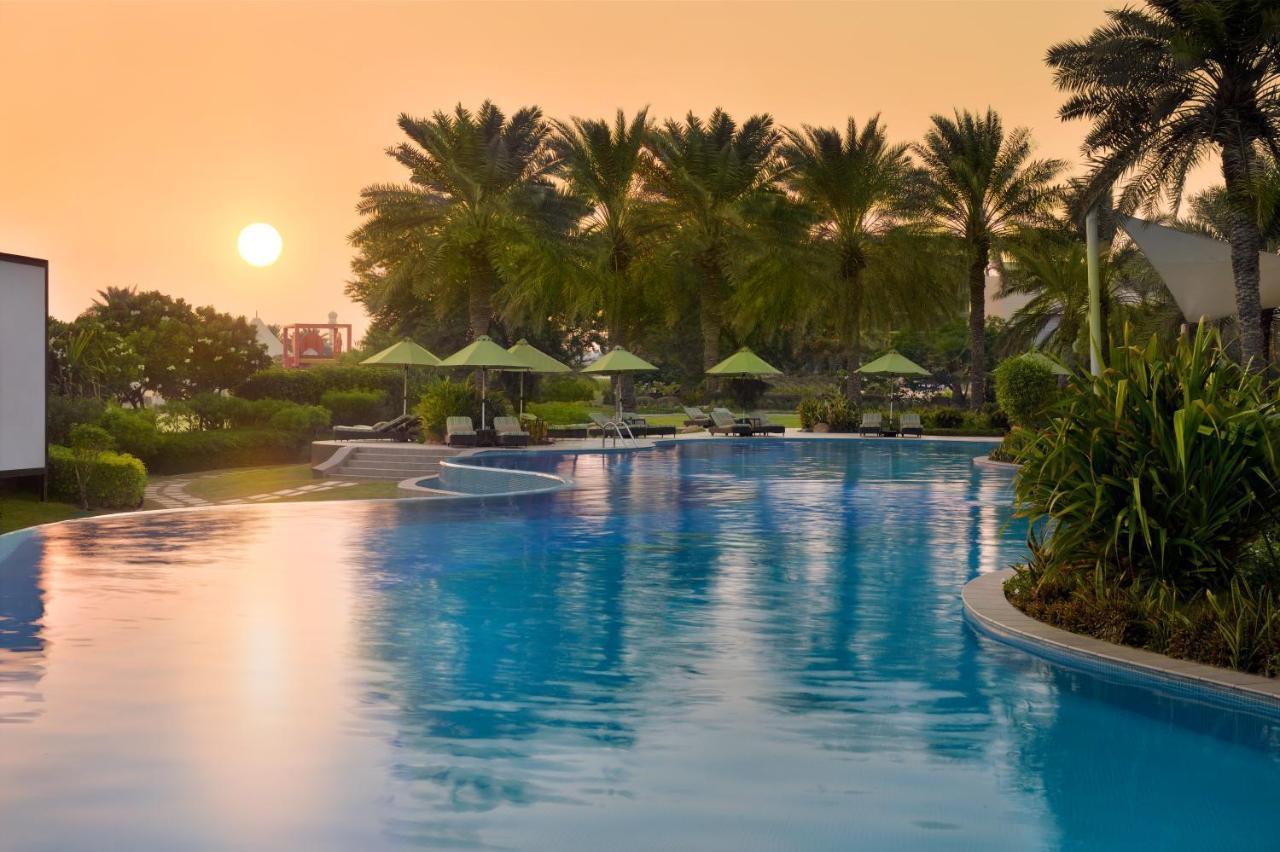 Moevenpick Hotel Bahrain Muharraq Extérieur photo The swimming pool at the resort