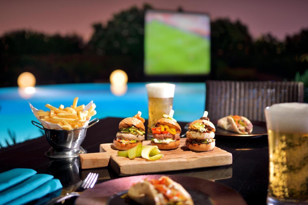 Moevenpick Hotel Bahrain Muharraq Extérieur photo A typical sports bar