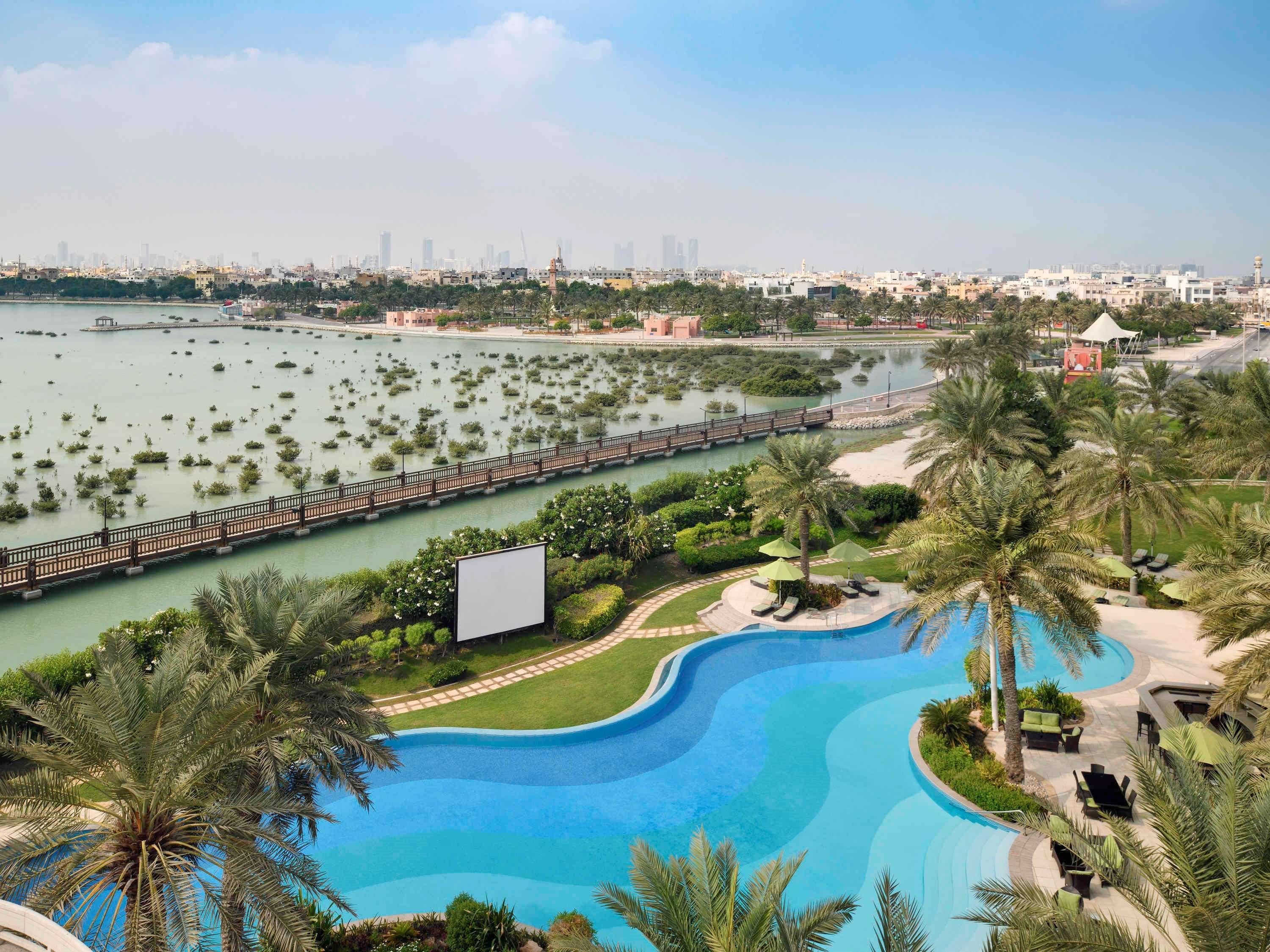 Moevenpick Hotel Bahrain Muharraq Extérieur photo View of the lagoon