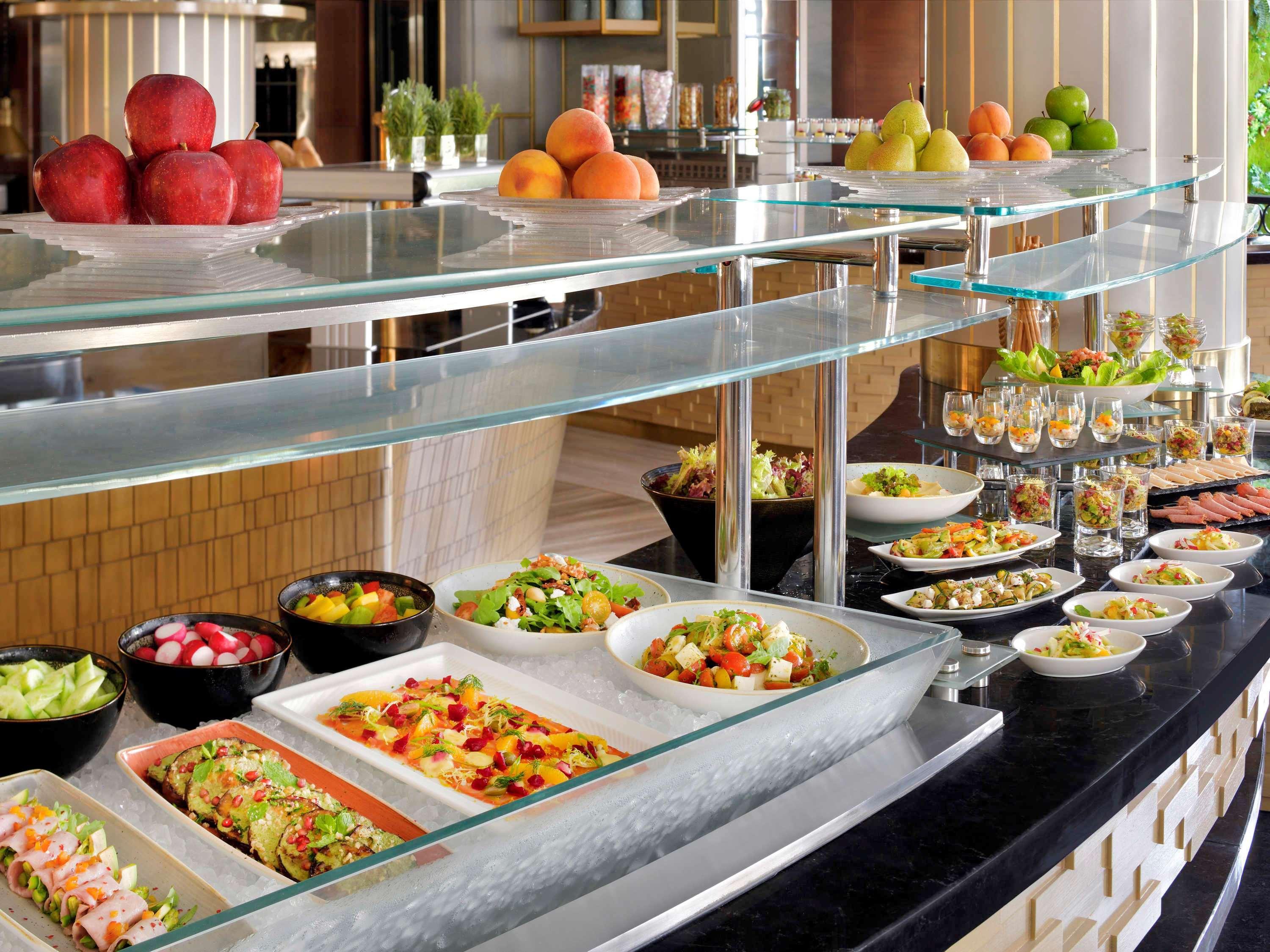 Moevenpick Hotel Bahrain Muharraq Extérieur photo A salad bar