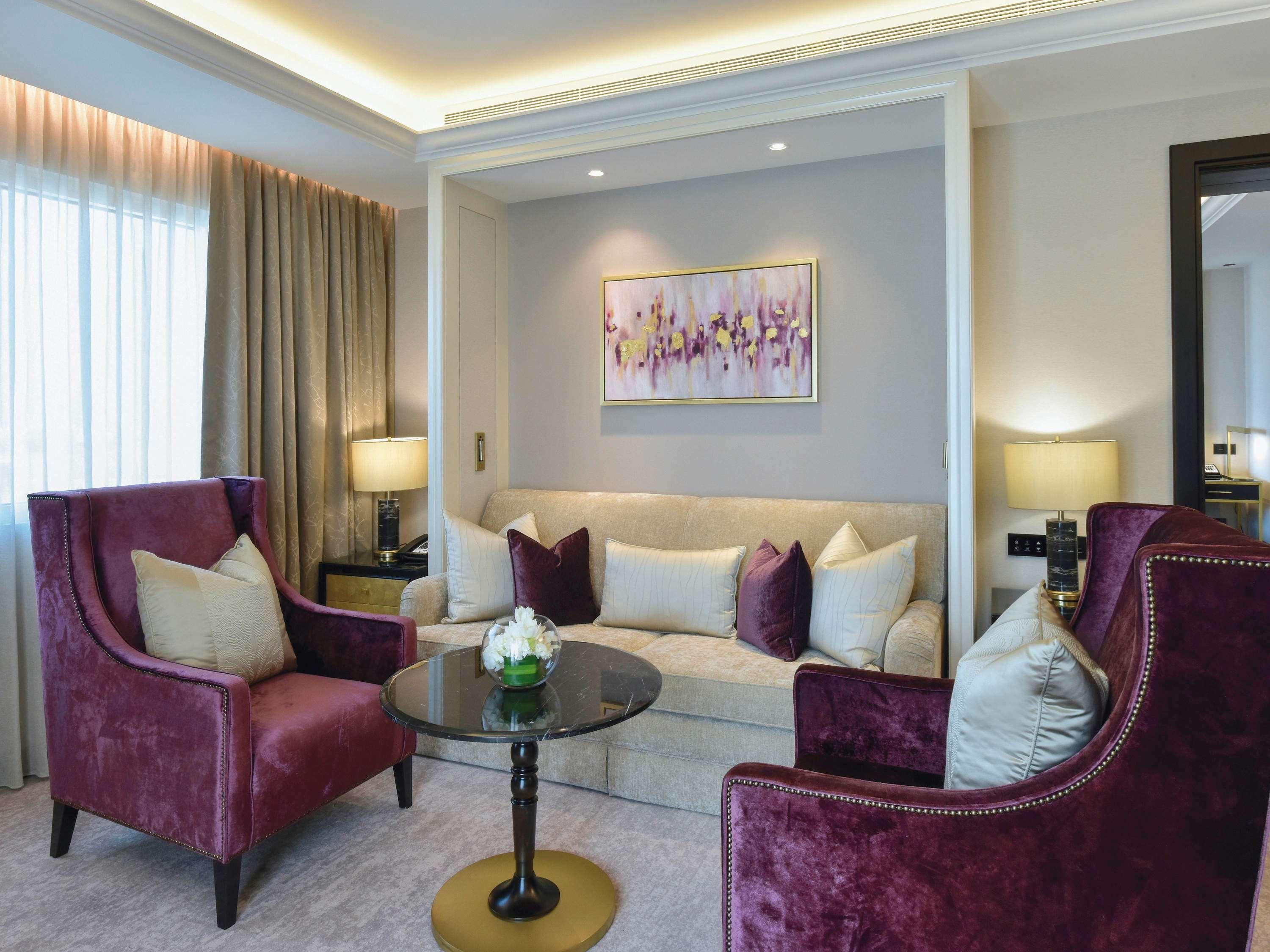 Moevenpick Hotel Bahrain Muharraq Extérieur photo A living room in a suite at the hotel