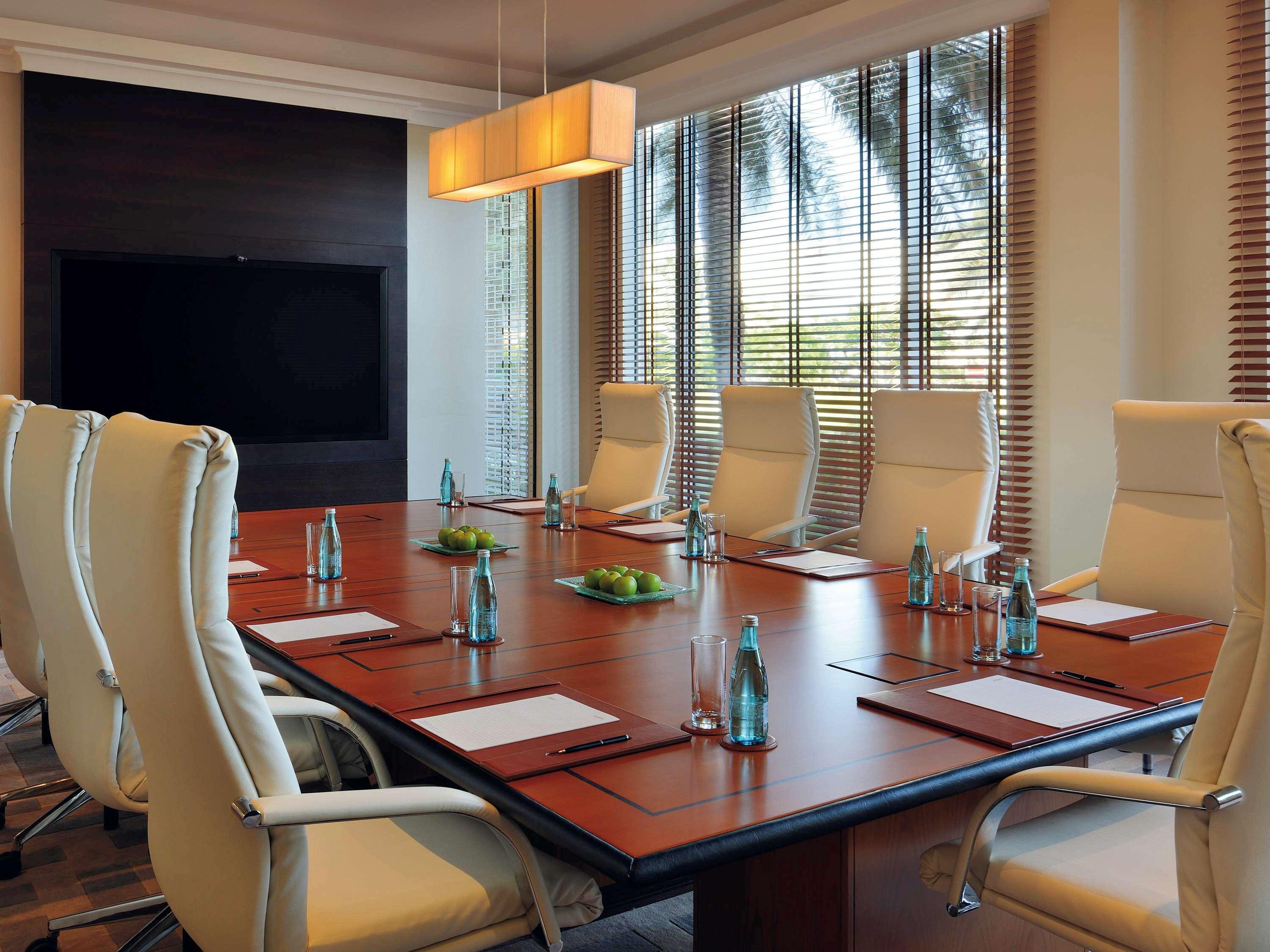 Moevenpick Hotel Bahrain Muharraq Extérieur photo Boardroom at the Westin