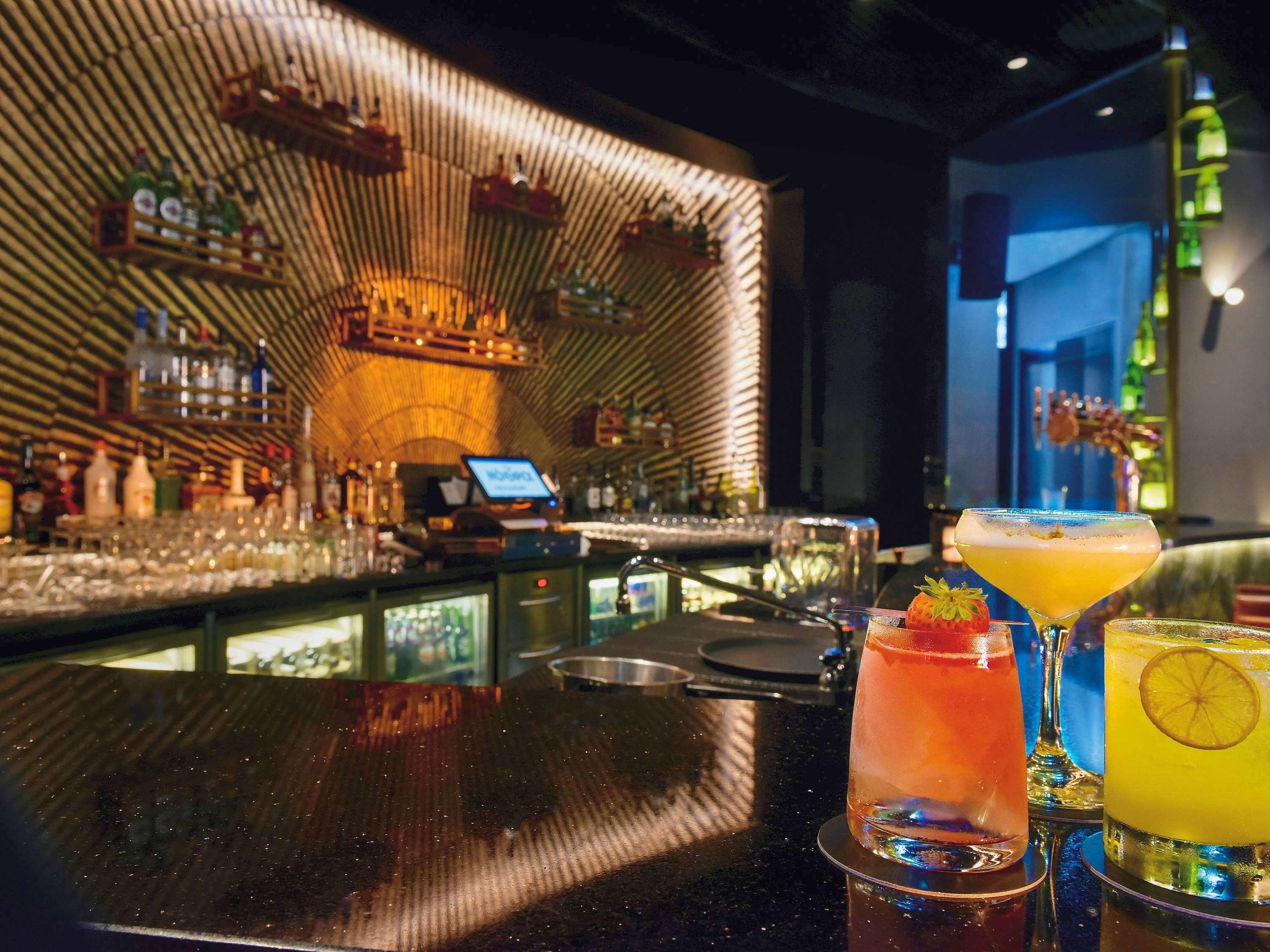 Moevenpick Hotel Bahrain Muharraq Extérieur photo The bar at the 101 bar