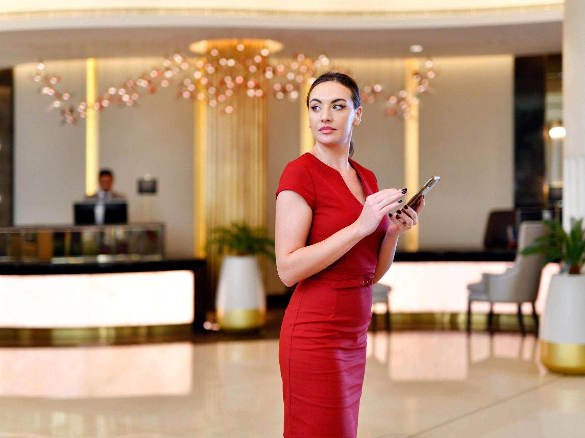 Moevenpick Hotel Bahrain Muharraq Extérieur photo Concierge at the hotel