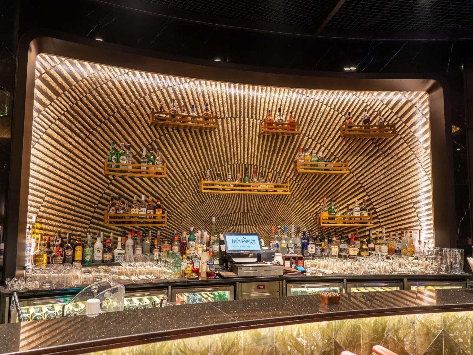 Moevenpick Hotel Bahrain Muharraq Extérieur photo The bar at the restaurant