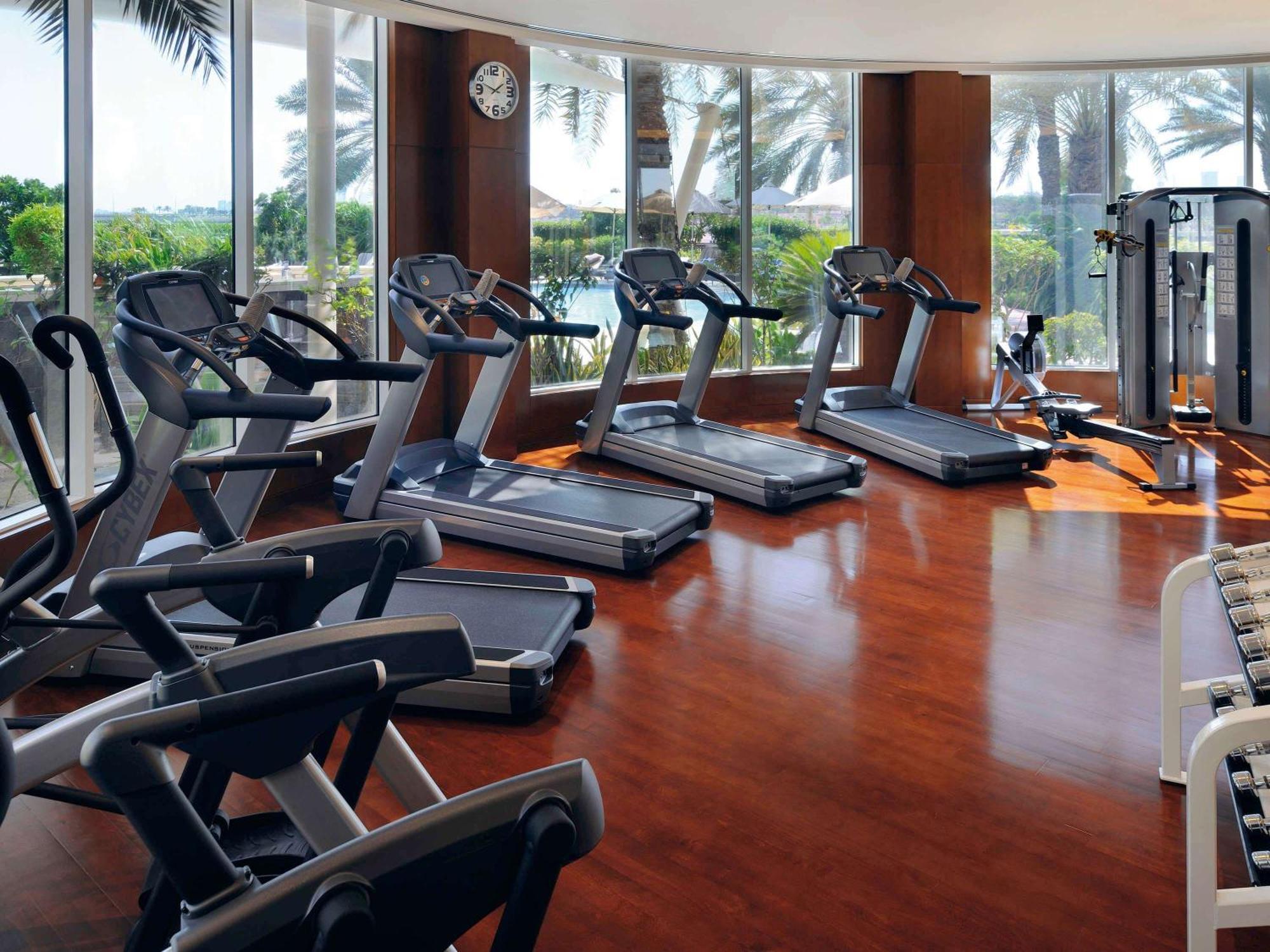 Moevenpick Hotel Bahrain Muharraq Extérieur photo A gym at a hotel