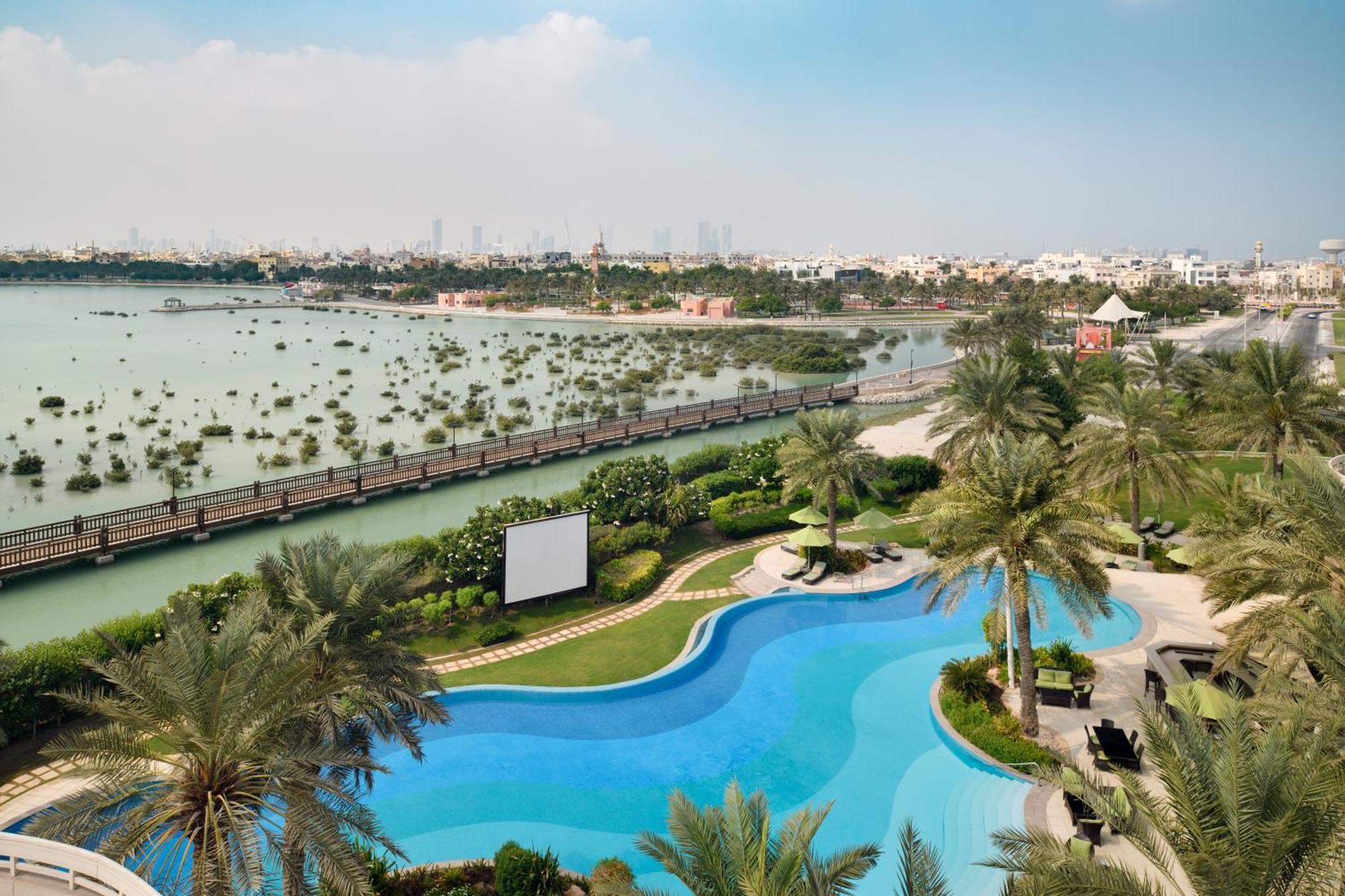 Moevenpick Hotel Bahrain Muharraq Extérieur photo View of the lagoon