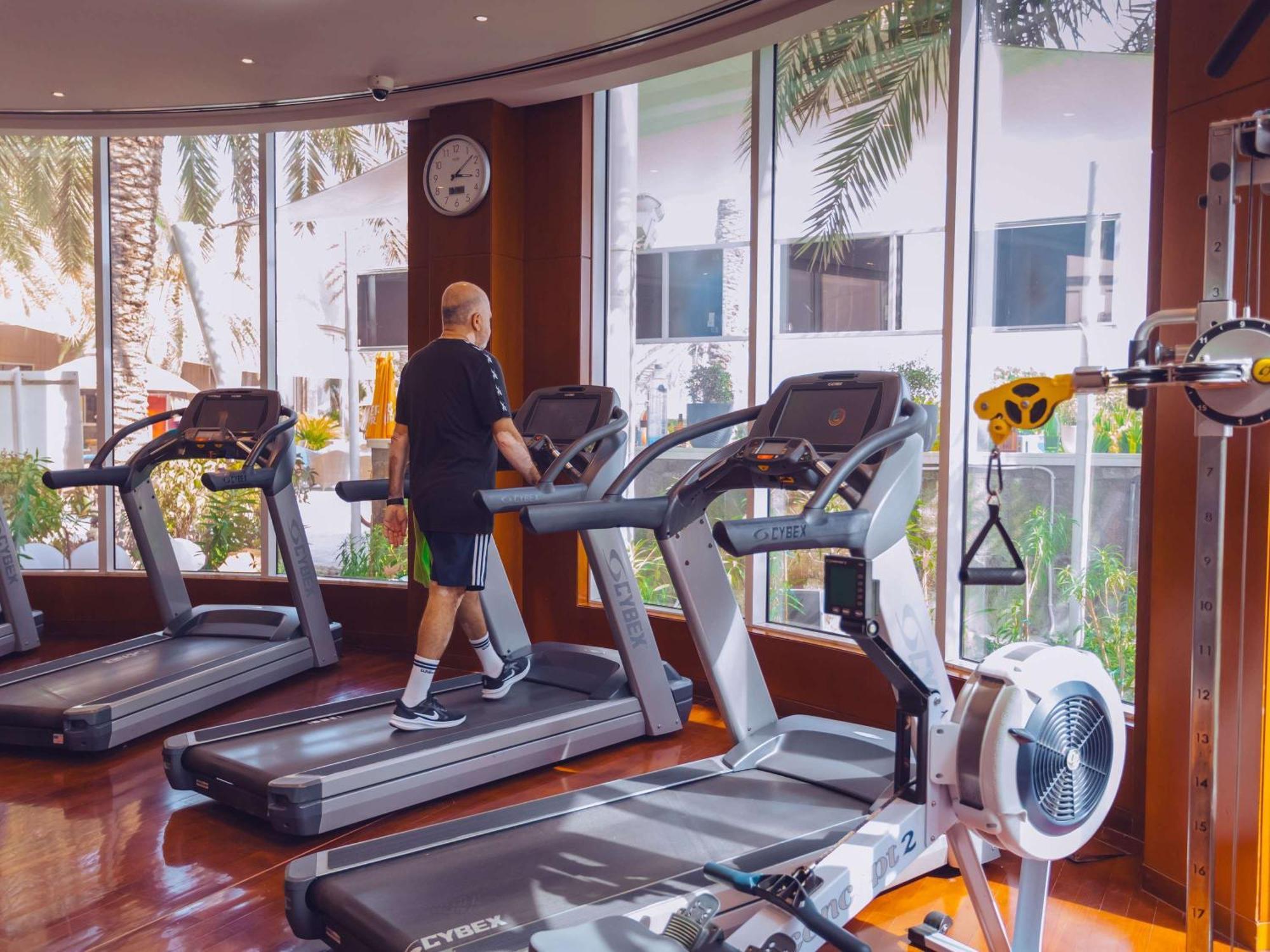 Moevenpick Hotel Bahrain Muharraq Extérieur photo A treadmill