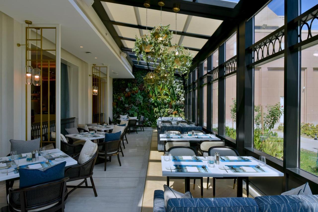 Moevenpick Hotel Bahrain Muharraq Extérieur photo The restaurant's interior