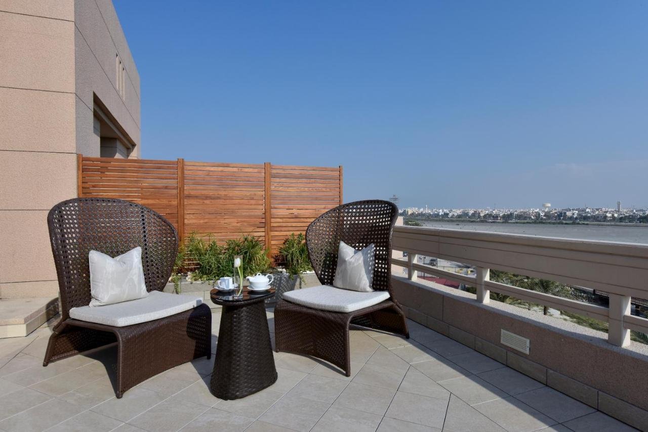 Moevenpick Hotel Bahrain Muharraq Extérieur photo A balcony