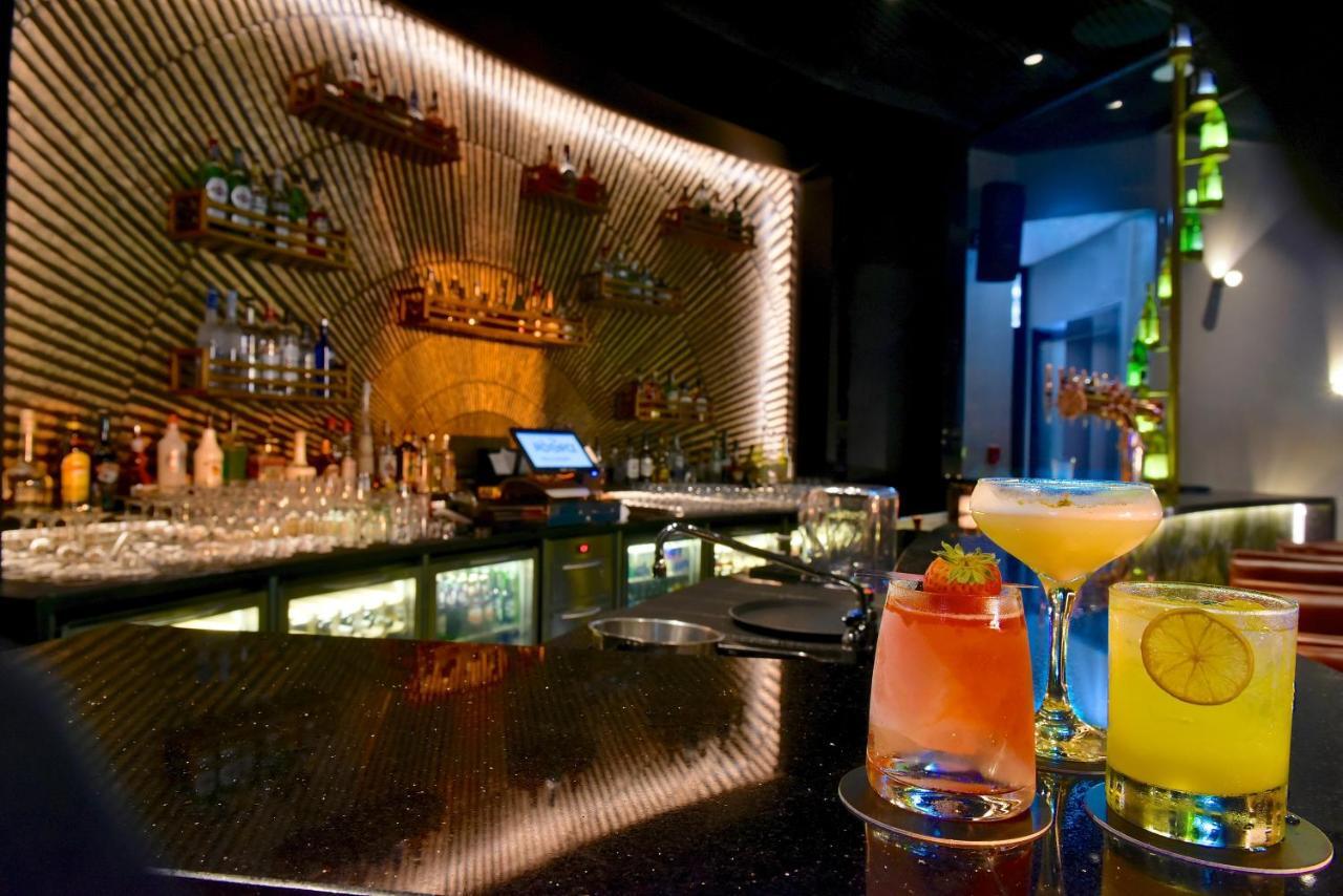 Moevenpick Hotel Bahrain Muharraq Extérieur photo The bar at the 101 bar