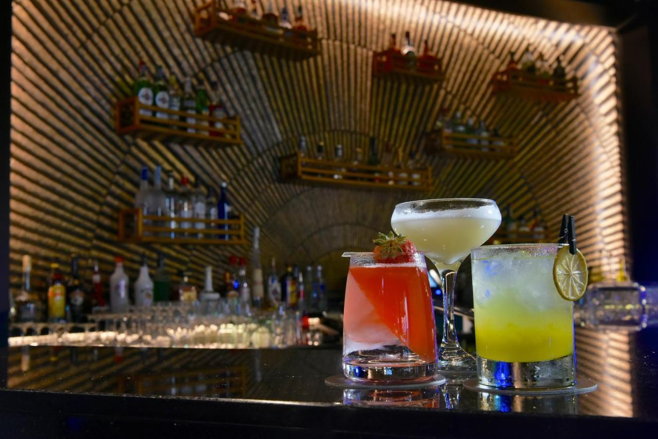 Moevenpick Hotel Bahrain Muharraq Extérieur photo Cocktails at the bar