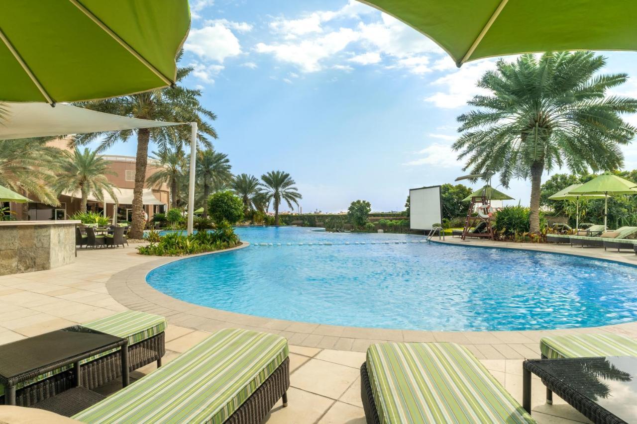 Moevenpick Hotel Bahrain Muharraq Extérieur photo The swimming pool at the resort